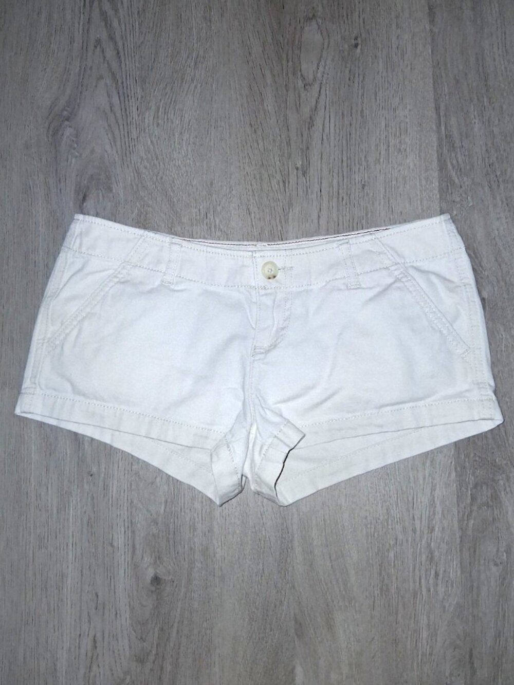 Hollister Beige Tan Super Short Low Rise Shorts Size 3 W26 Khaki Cream Off-White